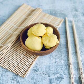 Gelbe Mochi mit Kurkuma und Banane-Mango-Füllung Mochi mit Kurkuma
