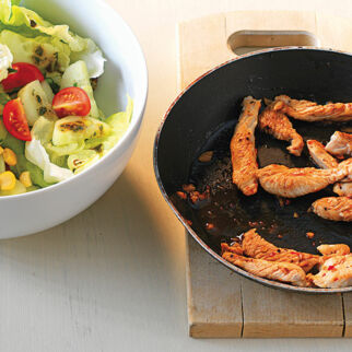 Bunter Salat mit Putenstreifen Bunter Salat mit Putenstreifen