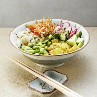 Sushi Bowl mit Nori-Flocken und Erdnuss-Sauce Sushi Bowl mit Nori-Flocken und Erdnuss-Sauce