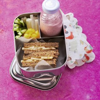 Bananen-Erdnuss-Stulle mit Himbeer-Shake Bananen-Erdnuss-Stulle mit Himbeer-Shake