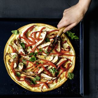 Paprika-Flammkuchen mit mariniertem Hähnchen Paprika-Flammkuchen mit mariniertem Hähnchen