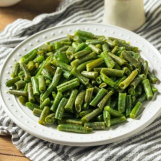 Gekochte grüne Bohnen auf einem Teller. Bohnensalat Rezept Bohnensalat