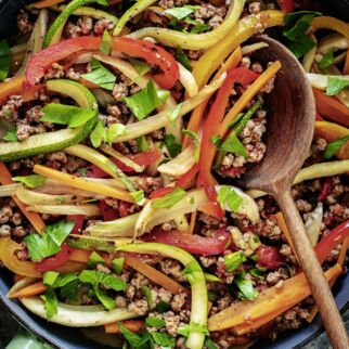 Gemüsepfanne mit scharfer Sauce und Sonnenblumenhack Gemüsepfanne mit scharfer Sauce und Sonnenblumenhack