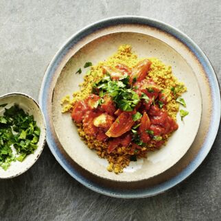 Hähnchen-Dattel-Schmortopf mit Couscous Hähnchen-Dattel-Schmortopf mit Couscous