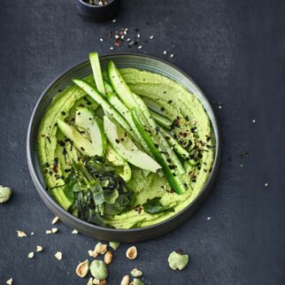 Algen-Hummus-Bowl mit Nori-Topping Algen-Hummus-Bowl mit Nori-Topping