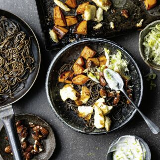 Bowl mit Soba-Nudeln und Mandeln Bowl mit Soba-Nudeln und Mandeln