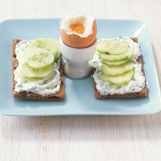 Gurken-Knäcke mit Ei Gurken-Knäcke mit Ei