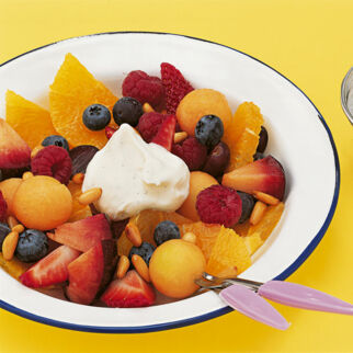 Obstsalat mit Joghurt-Sahne Obstsalat mit Joghurt-Sahne