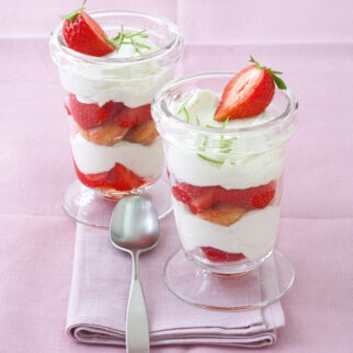 Erdbeer-Mascarpone-Trifle mit Holundersirup Erdbeer-Mascarpone-Trifle mit Holundersirup