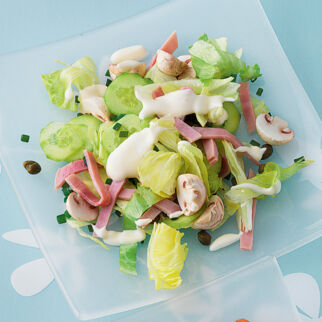 Eisbergsalat mit Pilzen, Gurke und Kochschinken Eisbergsalat mit Pilzen, Gurke und Kochschinken