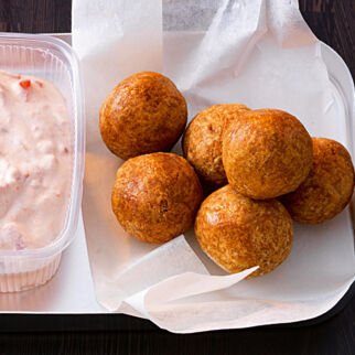 Falafel mit Joghurt-Tomaten-Dip Falafel mit Joghurt-Tomaten-Dip