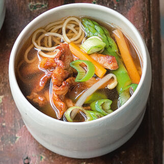Mie-Nudel-Suppe mit Honigfleisch Mie-Nudel-Suppe mit Honigfleisch