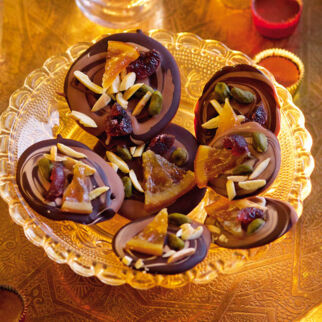 Schokoladentaler mit Nüssen und Früchten Schokoladentaler mit Nüssen und Früchten