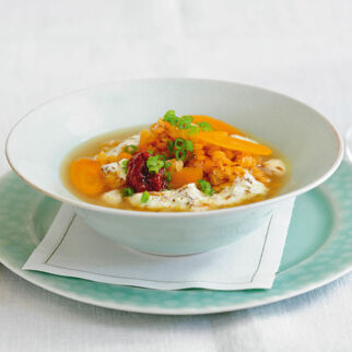 Rote-Linsen-Suppe mit Kreuzkümmeljoghurt Rote-Linsen-Suppe mit Kreuzkümmeljoghurt