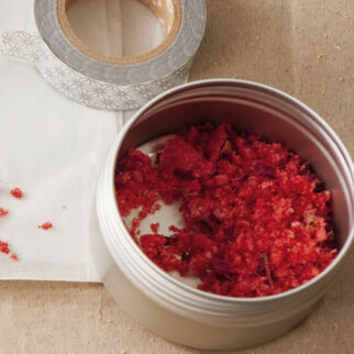 Himbeer-Rosen-Salz (ergibt etwa 60 g, für Lamm und Ente) Himbeer-Rosen-Salz (ergibt etwa 60 g, für Lamm und Ente)