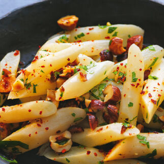 Schwarzwurzeln in Chili-Nuss-Butter Schwarzwurzeln in Chili-Nuss-Butter