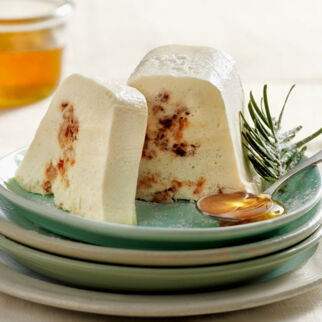 Tannenhonig-Parfait mit Walnusskrokant Tannenhonig-Parfait mit Walnusskrokant