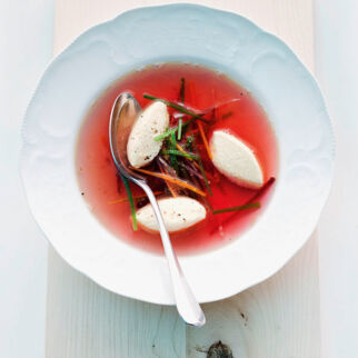 Wurzelgemüse-Bouillon mit Meerrettich-Quark-Nockerl Wurzelgemüse-Bouillon mit Meerrettich-Quark-Nockerl
