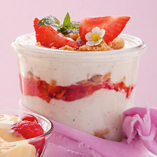 Erdbeer-Amaretti-Becher mit Quarkcreme Erdbeer-Amaretti-Becher mit Quarkcreme