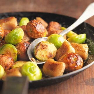 Maronengnocchi mit Kohlsprossen und scharfen Wildschweinbällchen Maronengnocchi mit Kohlsprossen und scharfen Wildschweinbällchen