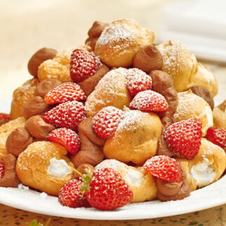 Profiteroles con fragole - Kleine Windbeutel mit Erdbeeren Profiteroles con fragole - Kleine Windbeutel mit Erdbeeren