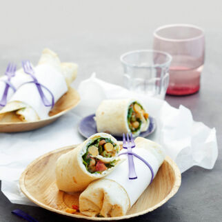 Wraps mit Kichererbsen, Tomaten und Schafskäse Wraps mit Kichererbsen, Tomaten und Schafskäse