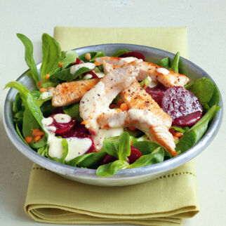 Roter Linsensalat mit Putenstreifen Roter Linsensalat mit Putenstreifen