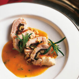 Gefüllte Hähnchenbrust auf Aprikosen-Rosmarin-Sauce Gefüllte Hähnchenbrust auf Aprikosen-Rosmarin-Sauce