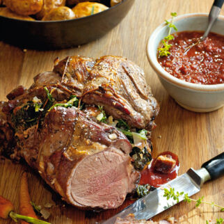 Geschmorte Lammkeule mit Spinat-Kräuter-Füllung Geschmorte Lammkeule mit Spinat-Kräuter-Füllung