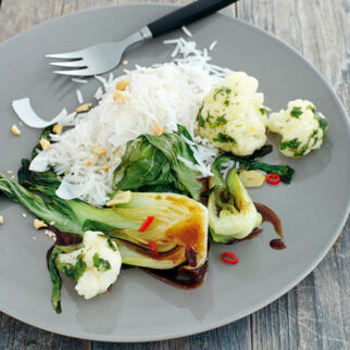 Gedünsteter Pak-Choi auf Koriander-Blumenkohl Gedünsteter Pak-Choi auf Koriander-Blumenkohl