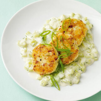 Fischfrikadellen mit Gurkenragout Fischfrikadellen mit Gurkenragout