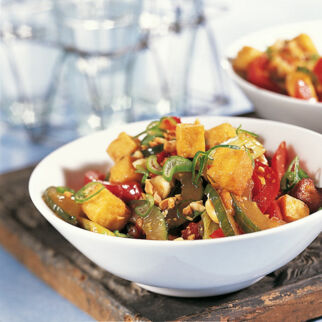 Knuspertofu mit Erdnüssen Knuspertofu mit Erdnüssen