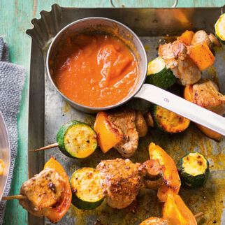 Filetspieße mit Tomaten-Ajvar-Sauce Filetspieße mit Tomaten-Ajvar-Sauce