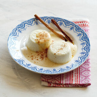 Joghurt-Türmchen mit Zimtschaum Joghurt-Türmchen mit Zimtschaum