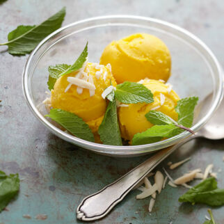 Mangosorbet mit Passionsfrucht Mangosorbet mit Passionsfrucht