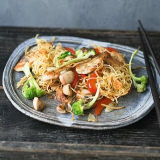 Gebratene Nudeln mit Gemüse und Huhn Gebratene Nudeln mit Gemüse und Huhn