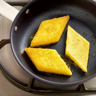 Rautenförmige Polenta-Schnitten in der Pfanne gebraten - Polenta Rezept Polenta-Schnitten