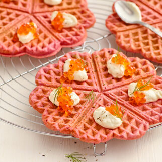 Rote-Bete-Waffeln mit Meerrettichschmand Rote-Bete-Waffeln mit Meerrettichschmand