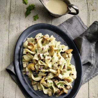 Pfifferling-Tofu-Pfanne mit Bandnudeln Pfifferling-Tofu-Pfanne mit Bandnudeln