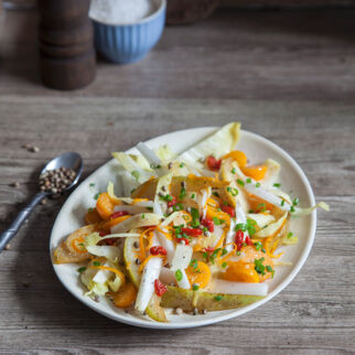 Chicoréesalat mit Birnen und Physalis Chicoréesalat mit Birnen und Physalis