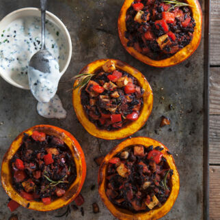 Gefüllter Kürbis mit Joghurt-Sesam-Sauce Gefüllter Kürbis mit Joghurt-Sesam-Sauce