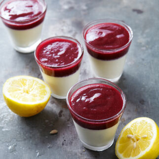 Mandel-Panna-Cotta mit Matchapulver Mandel-Panna-Cotta mit Matchapulver