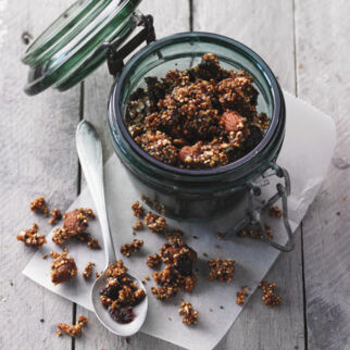 Quinoa-Granola mit Nüssen und Kernen Quinoa-Granola mit Nüssen und Kernen