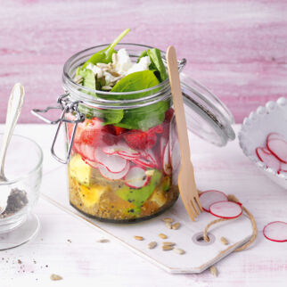 Quinoa-Spinat-Salat mit Ziegenkäse Quinoa-Spinat-Salat mit Ziegenkäse