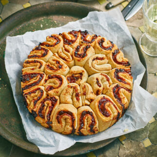 Knuspriges Zupfbrot mit Bacon-Konfitüre Knuspriges Zupfbrot mit Bacon-Konfitüre