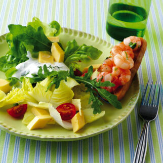 Bunter Salat mit Eierrauten und Garnelen-Crostini Bunter Salat mit Eierrauten und Garnelen-Crostini