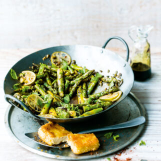 Grüner Wok-Spargel mit Knusper-Feta Grüner Wok-Spargel mit Knusper-Feta