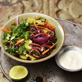 Indischer Linsensalat mit Limetten-Ingwer-Joghurt Indischer Linsensalat mit Limetten-Ingwer-Joghurt