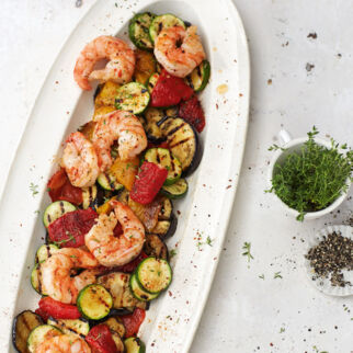 Antipasti-Salat mit gebratenen Garnelen Antipasti-Salat mit gebratenen Garnelen