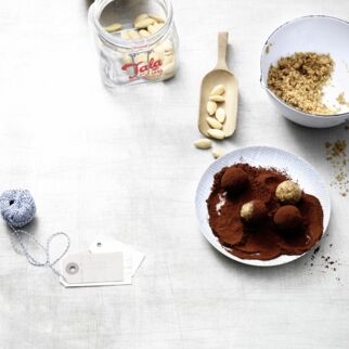 Dattel-Walnuss-Pralinen Dattel-Walnuss-Pralinen